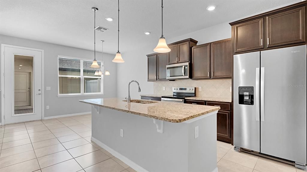 For Sale: $300,000 (2 beds, 2 baths, 1464 Square Feet)