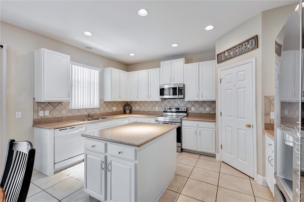 For Sale: $585,000 (5 beds, 3 baths, 2897 Square Feet)
