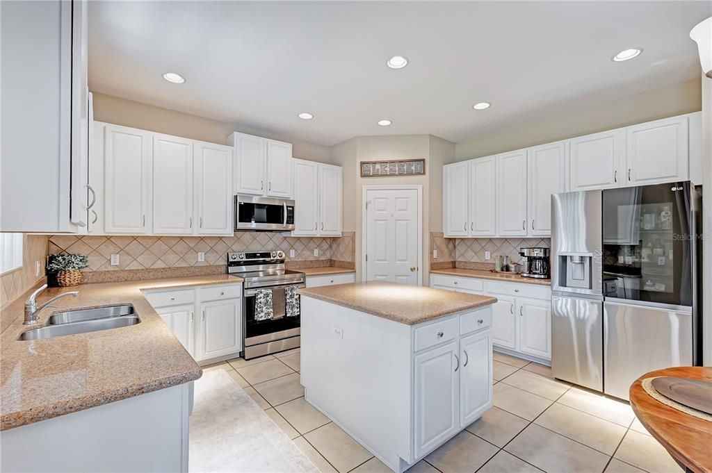 For Sale: $585,000 (5 beds, 3 baths, 2897 Square Feet)