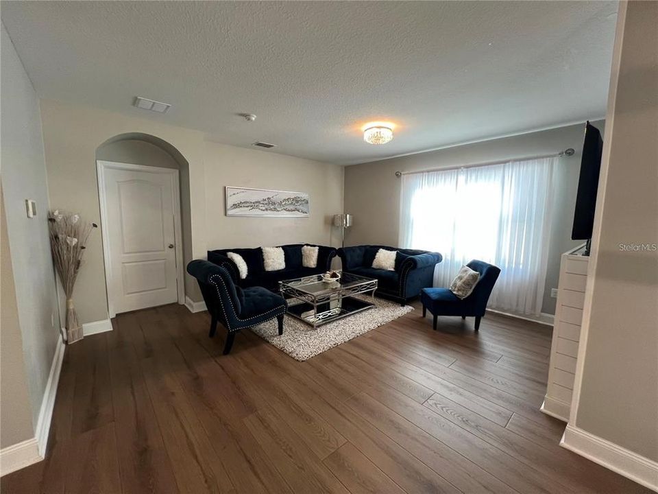 En Venta: $340,000 (4 camas, 2 baños, 1851 Pies cuadrados)