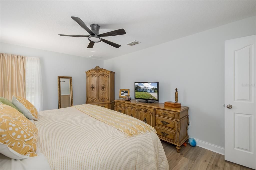 For Sale: $599,000 (5 beds, 3 baths, 2944 Square Feet)