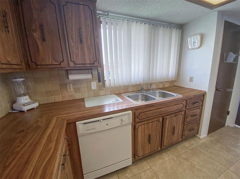 На продажу: $149,500 (2 спален, 2 ванн, 1320 Квадратных фут)