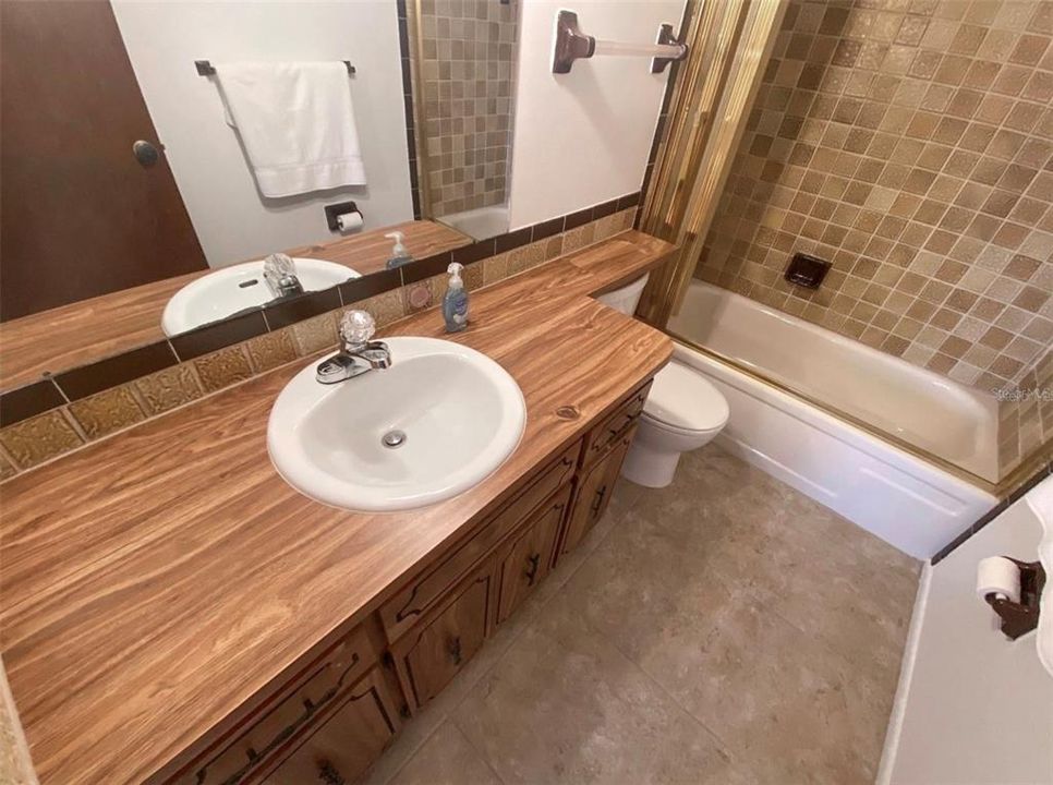 На продажу: $149,500 (2 спален, 2 ванн, 1320 Квадратных фут)