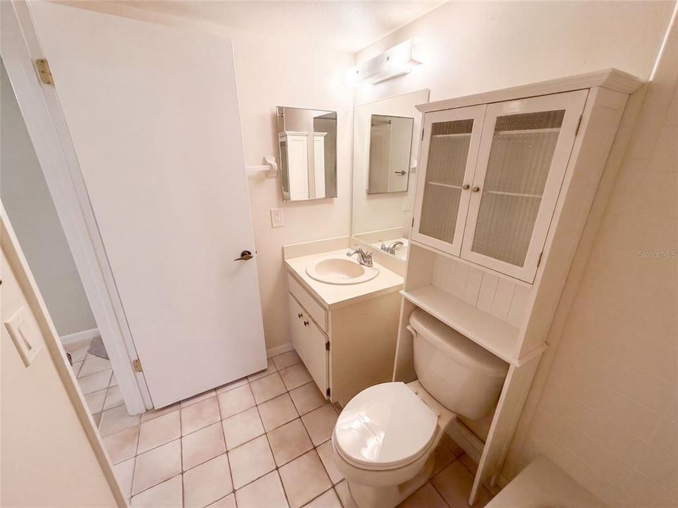 На продажу: $190,000 (2 спален, 2 ванн, 835 Квадратных фут)