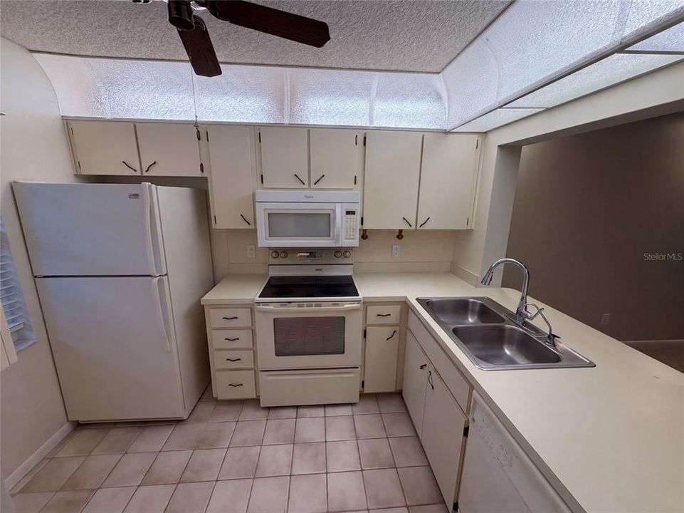 На продажу: $190,000 (2 спален, 2 ванн, 835 Квадратных фут)
