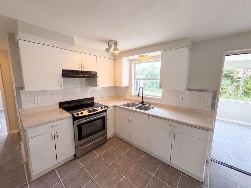 For Sale: $199,000 (2 beds, 1 baths, 1286 Square Feet)