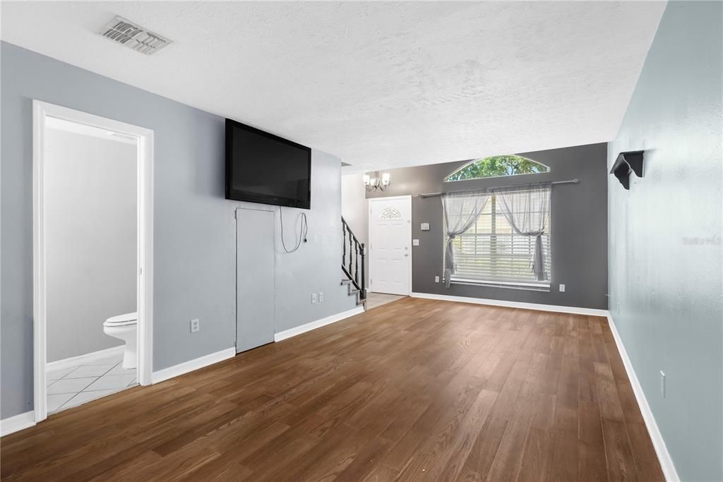 待售: $195,000 (2 贝兹, 2 浴室, 1040 平方英尺)