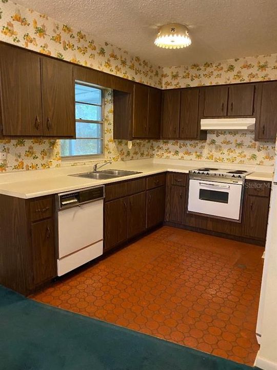 For Sale: $225,000 (3 beds, 2 baths, 1303 Square Feet)