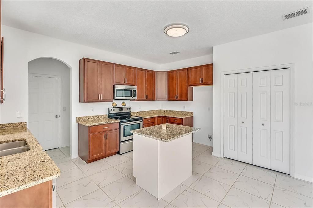 En Venta: $880,000 (4 camas, 2 baños, 2648 Pies cuadrados)