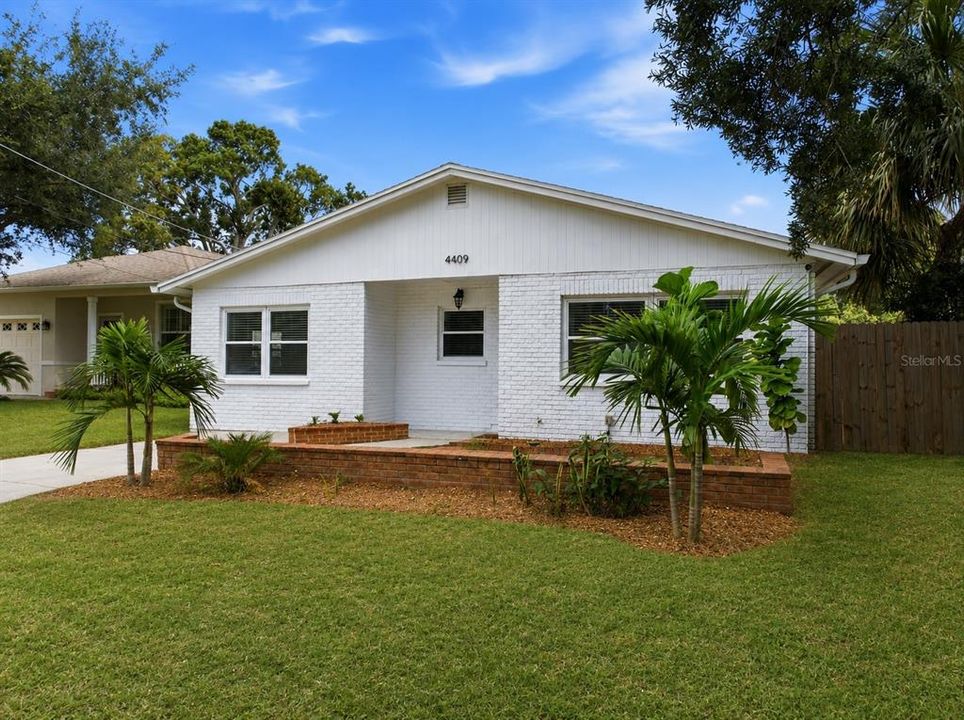 Active With Contract: $469,999 (3 beds, 2 baths, 1387 Square Feet)