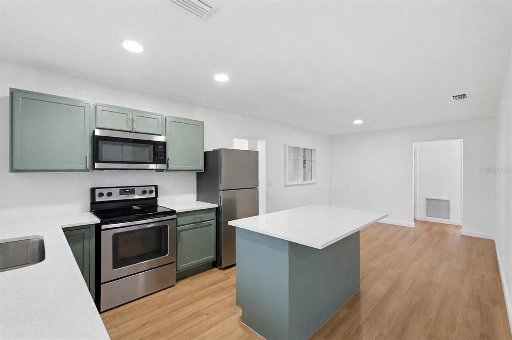 Active With Contract: $469,999 (3 beds, 2 baths, 1387 Square Feet)