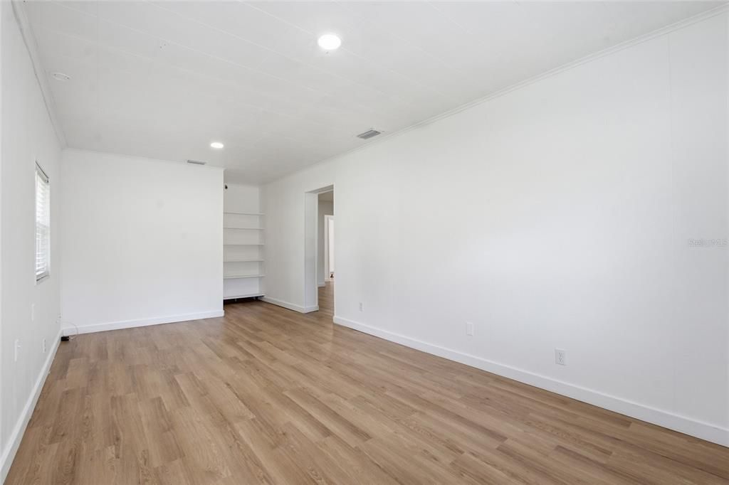Active With Contract: $469,999 (3 beds, 2 baths, 1387 Square Feet)