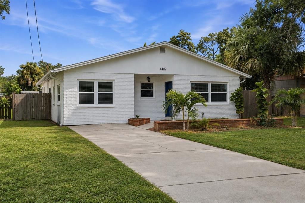 Active With Contract: $469,999 (3 beds, 2 baths, 1387 Square Feet)