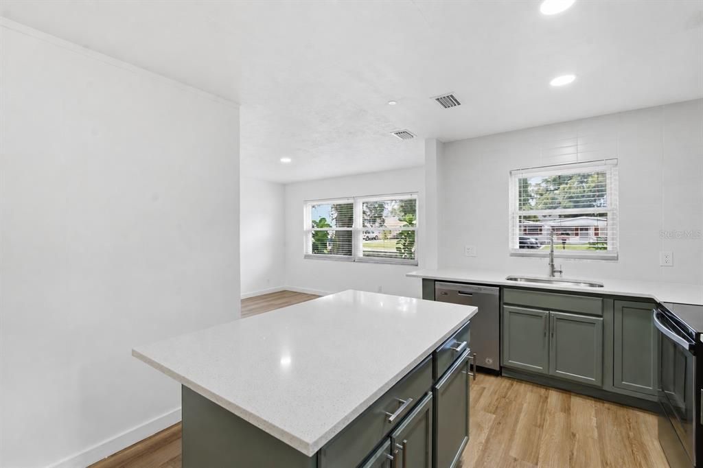 Active With Contract: $469,999 (3 beds, 2 baths, 1387 Square Feet)