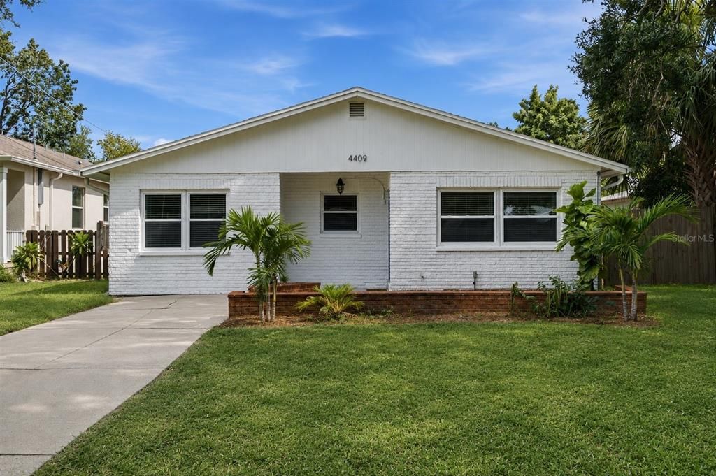 Active With Contract: $469,999 (3 beds, 2 baths, 1387 Square Feet)