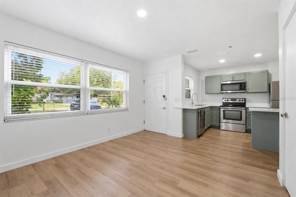 Active With Contract: $469,999 (3 beds, 2 baths, 1387 Square Feet)