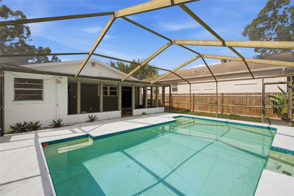 Active With Contract: $469,999 (3 beds, 2 baths, 1387 Square Feet)