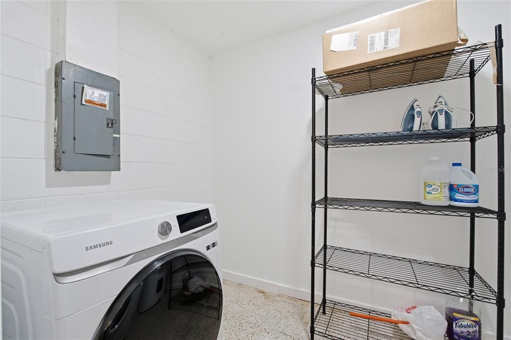 Active With Contract: $469,999 (3 beds, 2 baths, 1387 Square Feet)