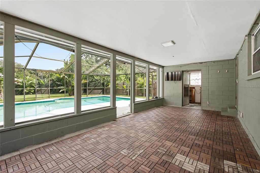 Active With Contract: $469,999 (3 beds, 2 baths, 1387 Square Feet)
