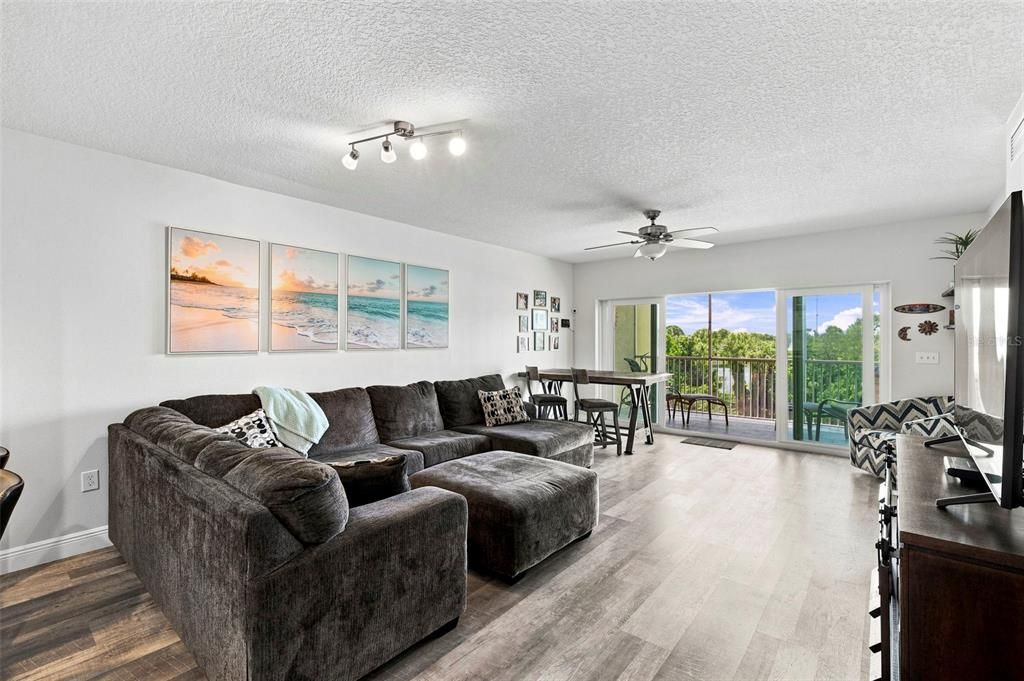 For Sale: $400,000 (2 beds, 2 baths, 1324 Square Feet)