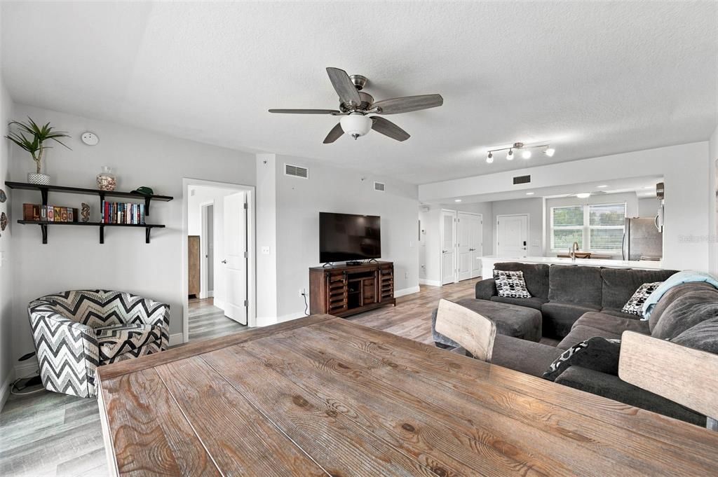 For Sale: $400,000 (2 beds, 2 baths, 1324 Square Feet)