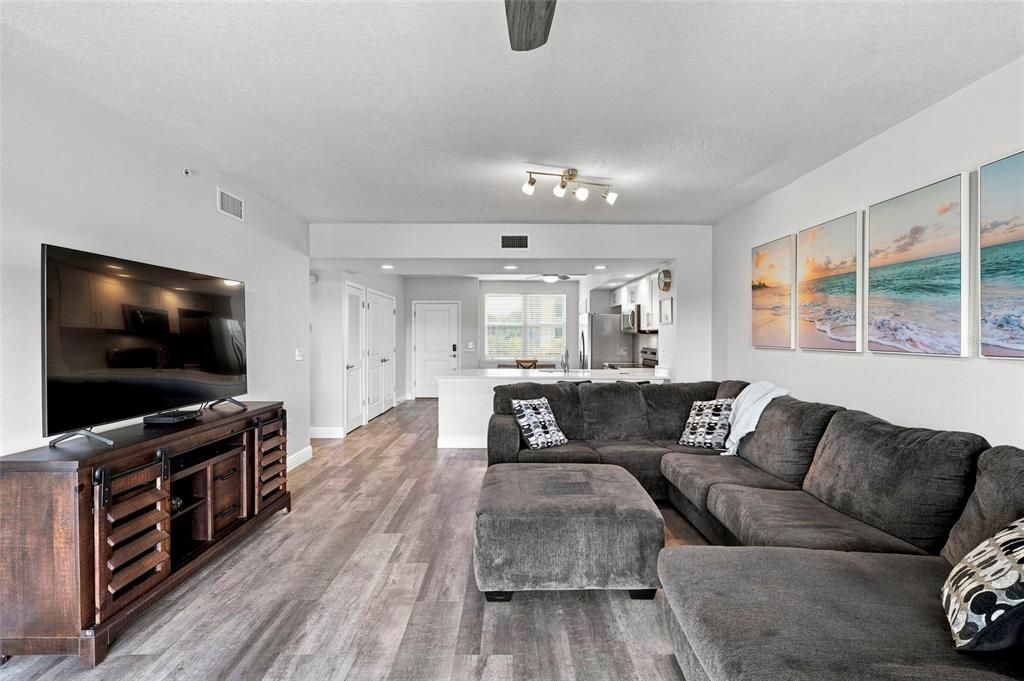 For Sale: $400,000 (2 beds, 2 baths, 1324 Square Feet)
