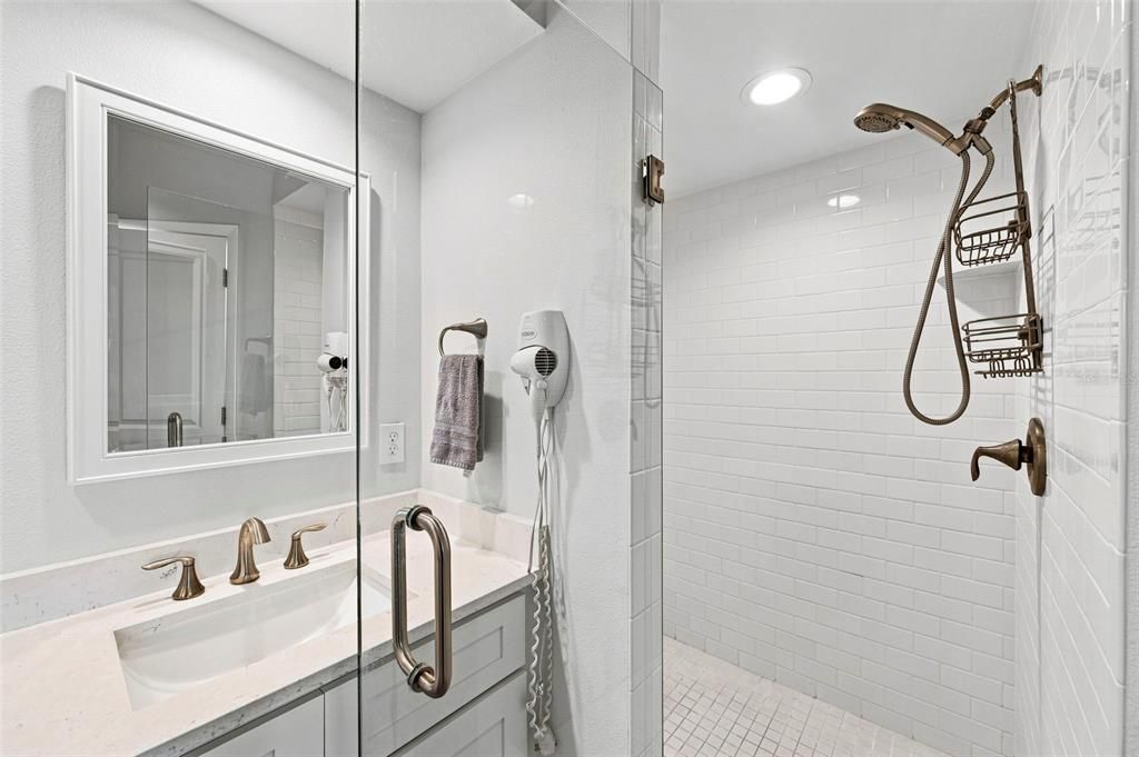 For Sale: $400,000 (2 beds, 2 baths, 1324 Square Feet)