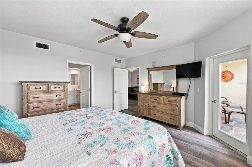For Sale: $400,000 (2 beds, 2 baths, 1324 Square Feet)