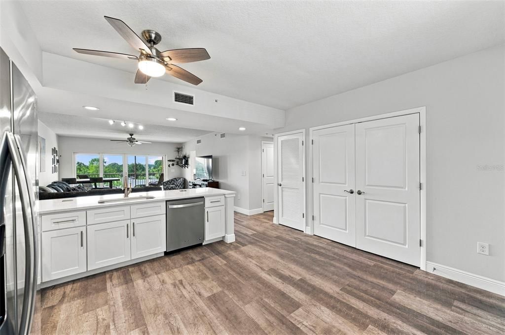 For Sale: $400,000 (2 beds, 2 baths, 1324 Square Feet)