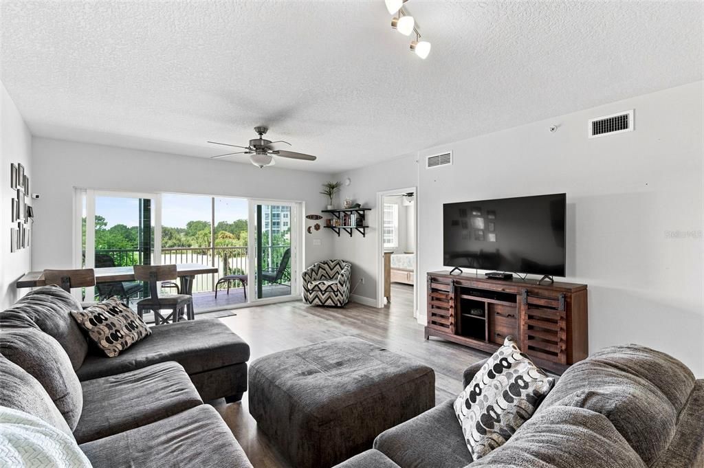 For Sale: $400,000 (2 beds, 2 baths, 1324 Square Feet)
