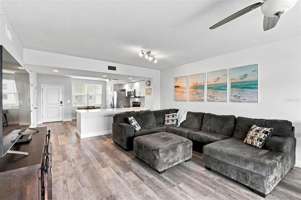 For Sale: $400,000 (2 beds, 2 baths, 1324 Square Feet)