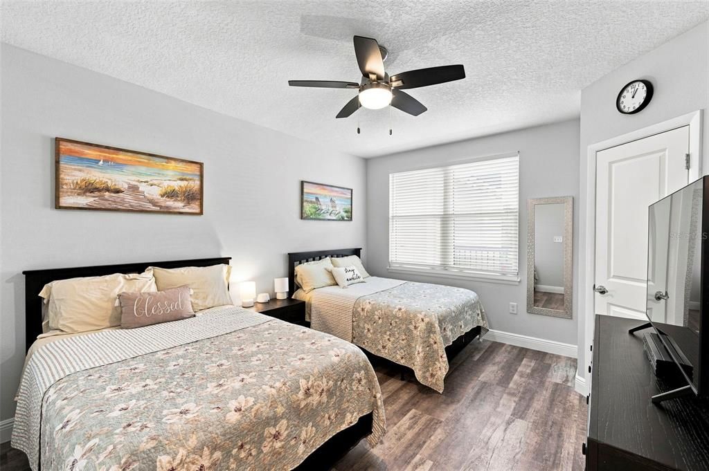 For Sale: $400,000 (2 beds, 2 baths, 1324 Square Feet)