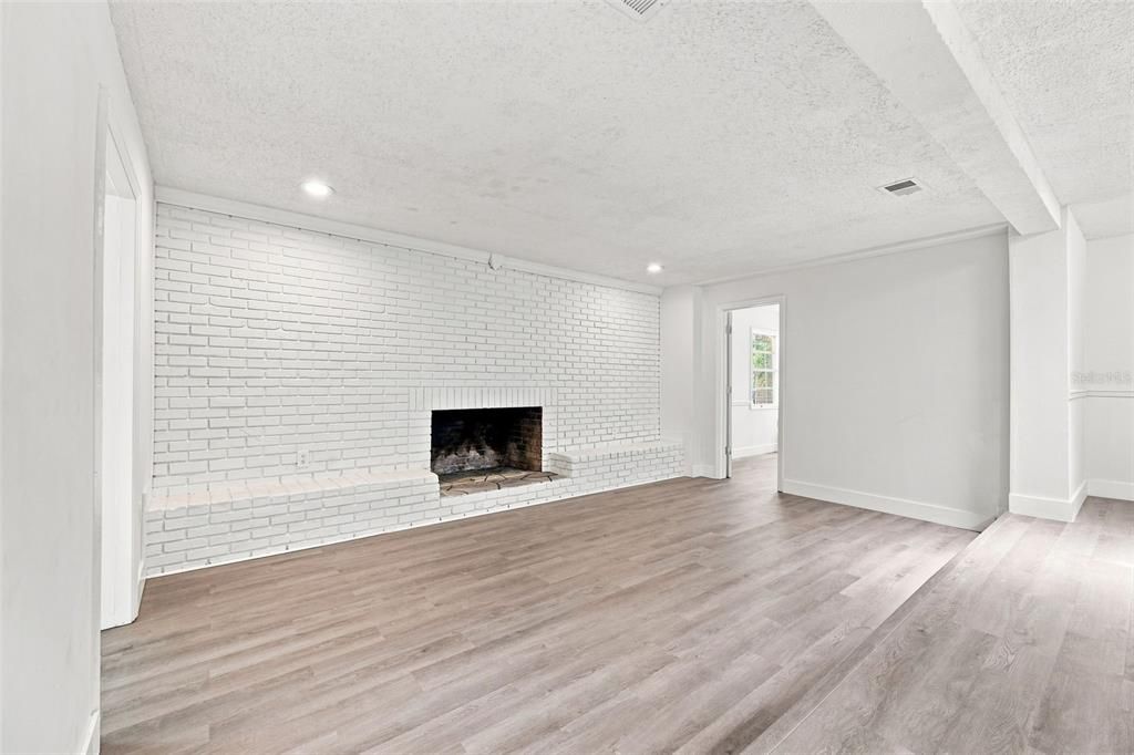 For Sale: $499,000 (3 beds, 3 baths, 2150 Square Feet)