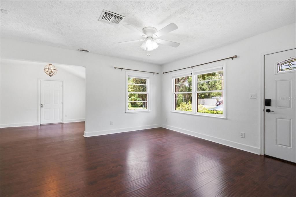 For Rent: $2,495 (3 beds, 1 baths, 1123 Square Feet)