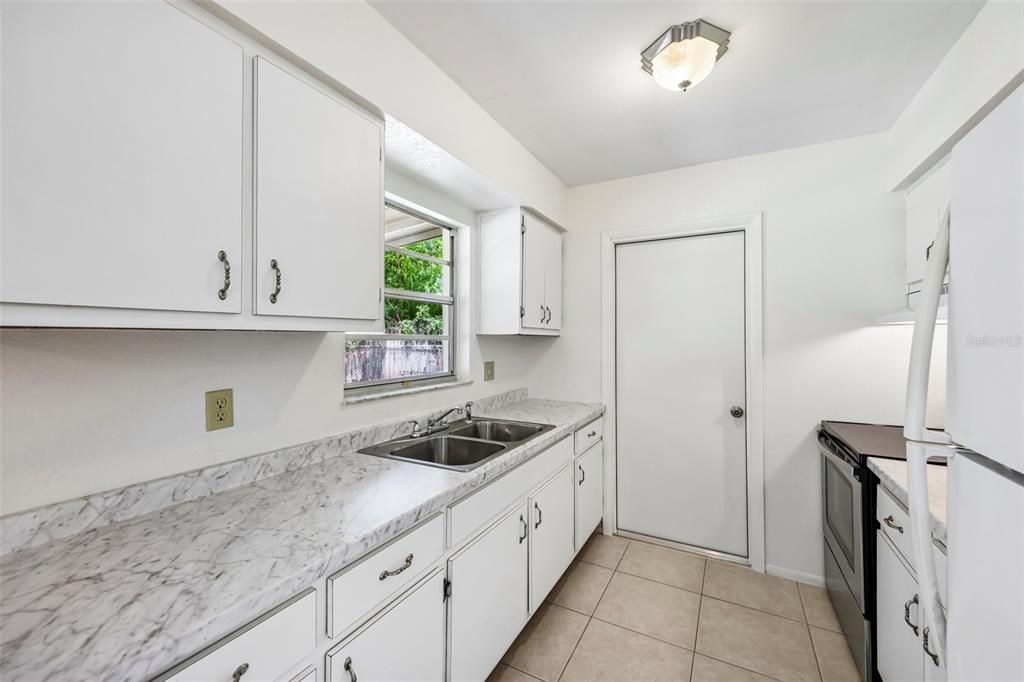 For Sale: $249,900 (3 beds, 1 baths, 1050 Square Feet)