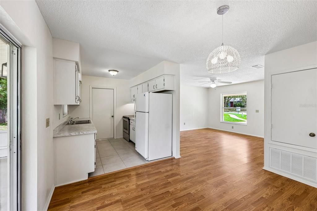 For Sale: $249,900 (3 beds, 1 baths, 1050 Square Feet)