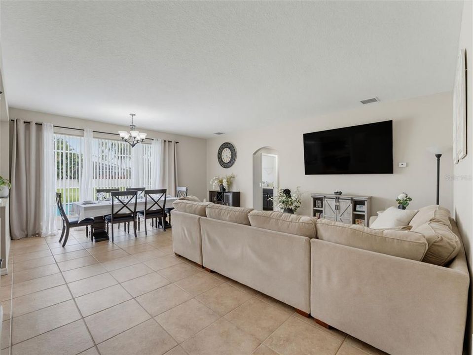 En Venta: $716,000 (6 camas, 3 baños, 3435 Pies cuadrados)
