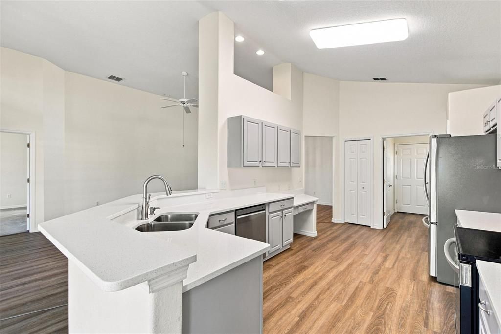 En Venta: $332,500 (2 camas, 2 baños, 1877 Pies cuadrados)