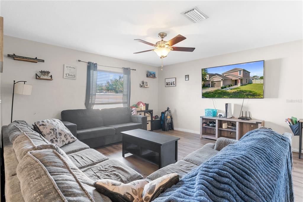 For Sale: $300,000 (3 beds, 2 baths, 1912 Square Feet)