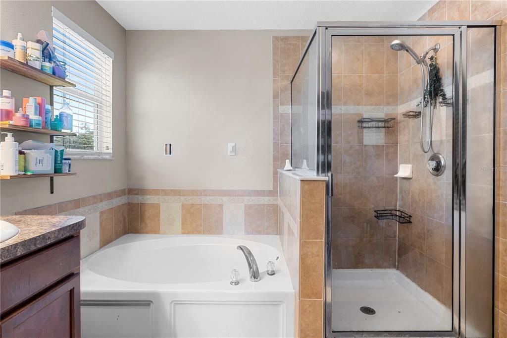 For Sale: $300,000 (3 beds, 2 baths, 1912 Square Feet)