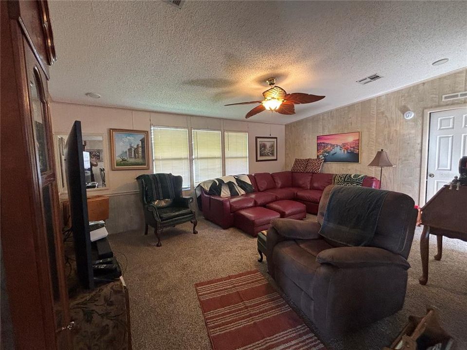 For Sale: $159,900 (2 beds, 2 baths, 1601 Square Feet)
