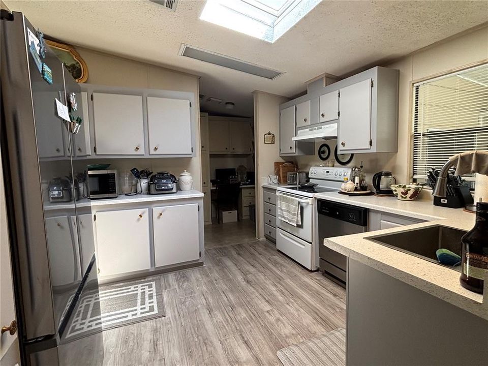For Sale: $159,900 (2 beds, 2 baths, 1601 Square Feet)