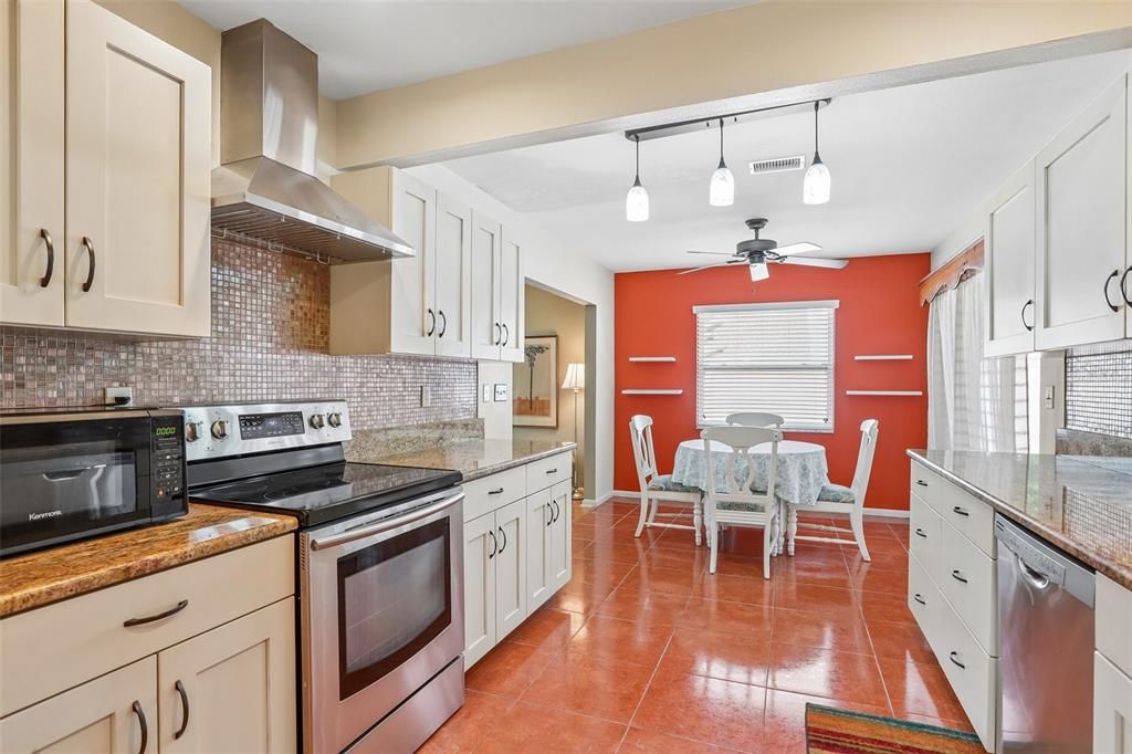For Sale: $299,900 (2 beds, 2 baths, 1727 Square Feet)