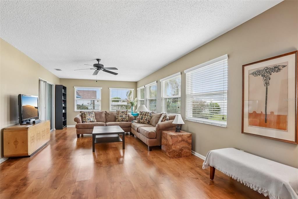 For Sale: $299,900 (2 beds, 2 baths, 1727 Square Feet)