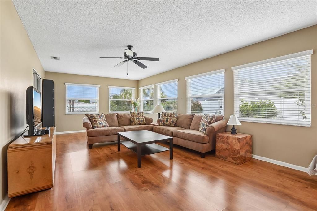 For Sale: $299,900 (2 beds, 2 baths, 1727 Square Feet)