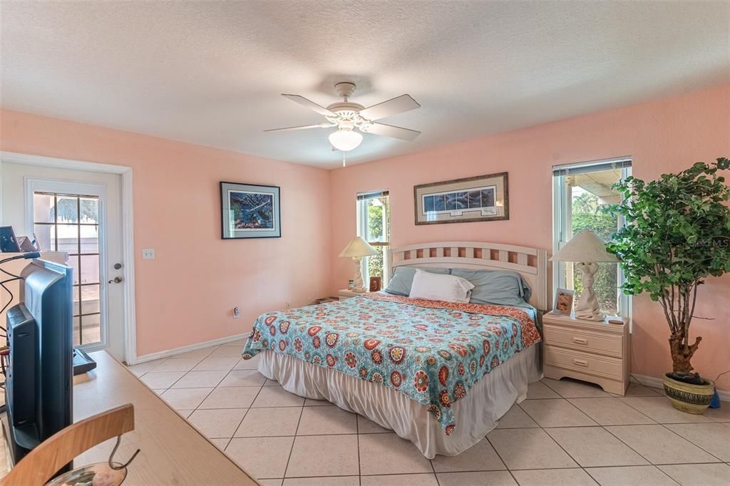 For Sale: $525,000 (3 beds, 3 baths, 2128 Square Feet)