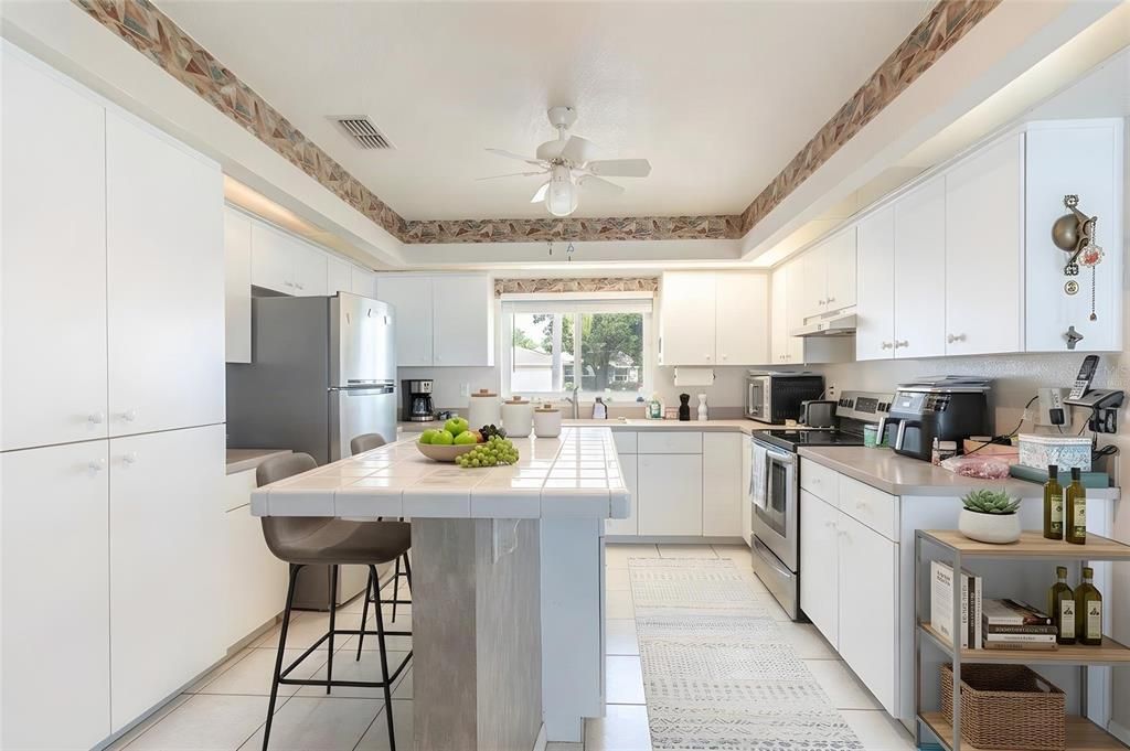 For Sale: $525,000 (3 beds, 3 baths, 2128 Square Feet)