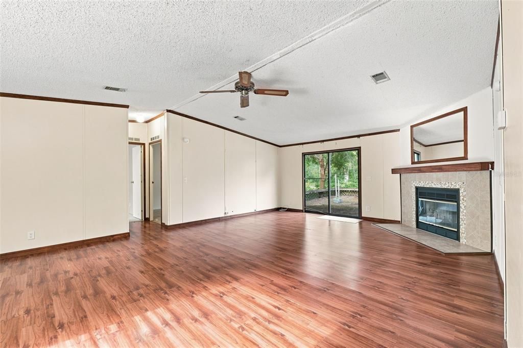 For Sale: $349,900 (3 beds, 2 baths, 1512 Square Feet)