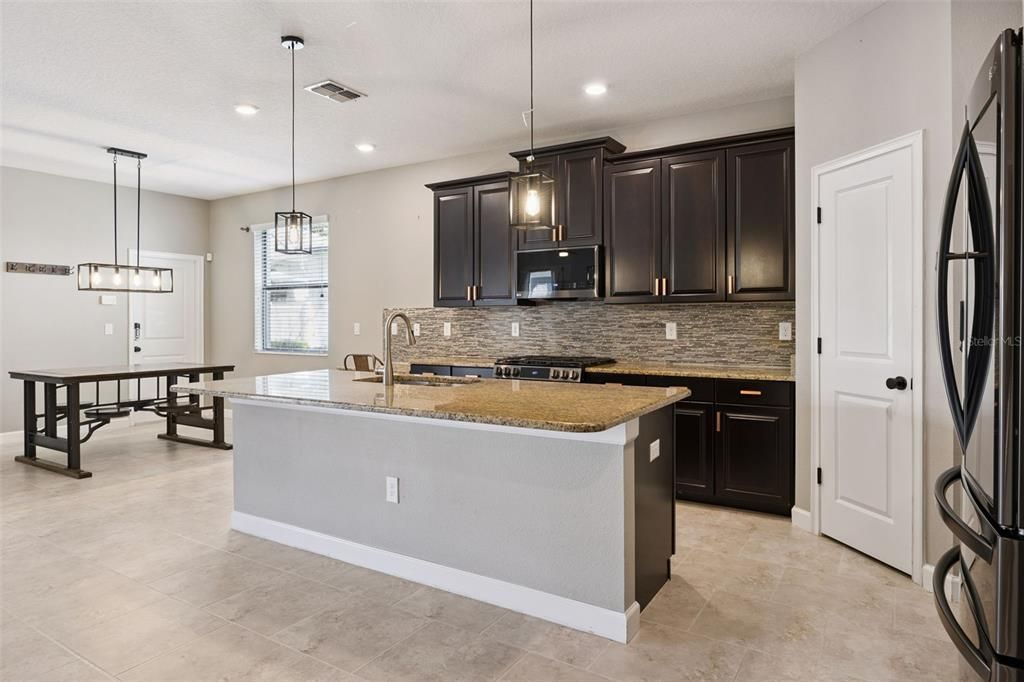 En Venta: $559,900 (5 camas, 3 baños, 2455 Pies cuadrados)