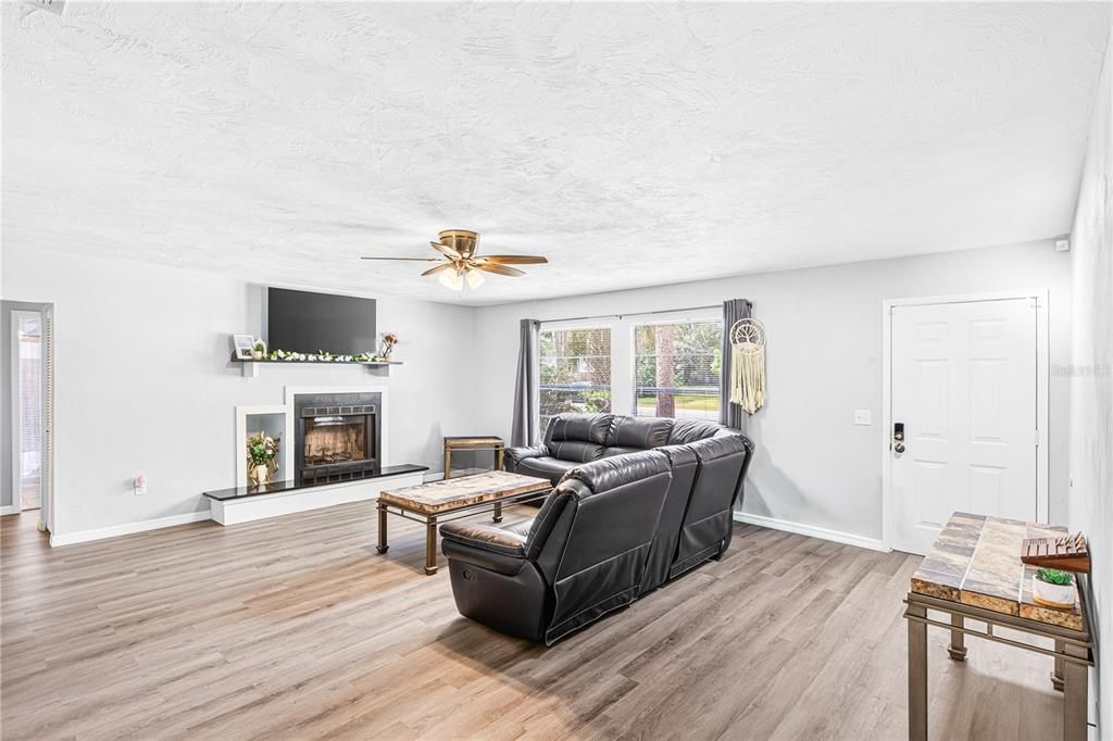 En Venta: $295,000 (3 camas, 2 baños, 1344 Pies cuadrados)